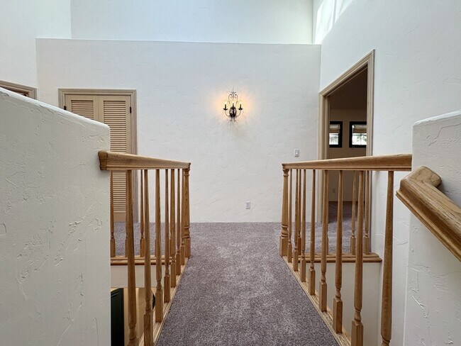 Building Photo - Spacious and Inviting 3-Bedroom, 2.5-Bath Townhome in the Heart of Menlo Park