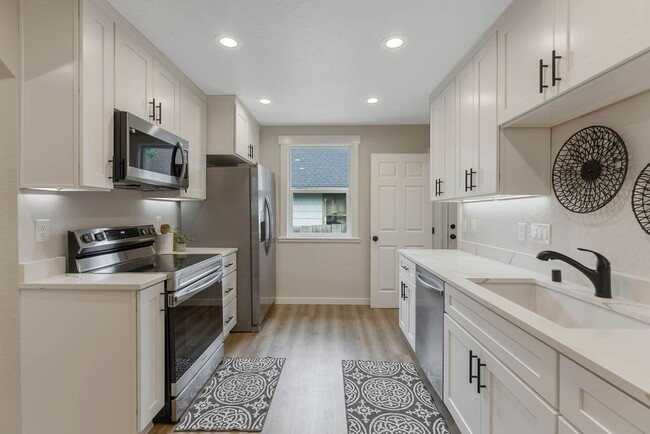 Building Photo - Darling 4 Bed, 2 Bath Home in Spokane!