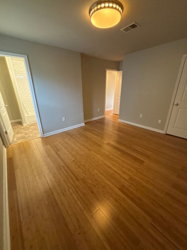 Building Photo - 606 N Upper St