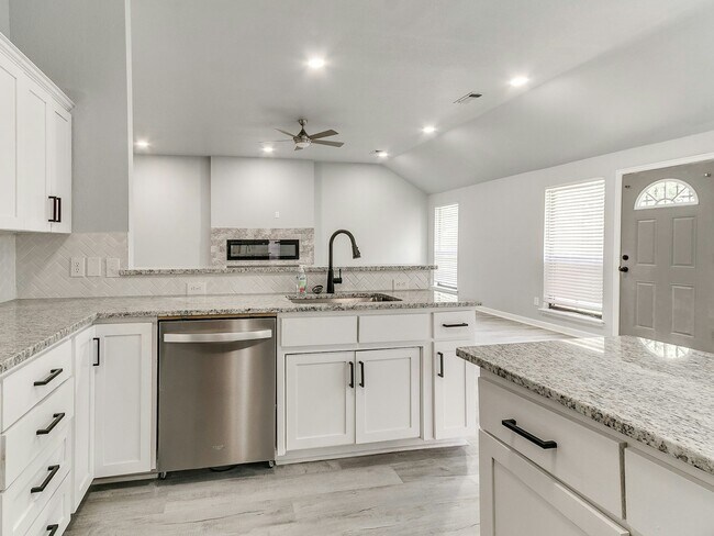 Building Photo - 5612 SE 87th St