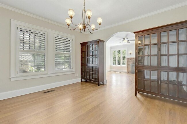 Building Photo - 1606 Travis Heights Blvd