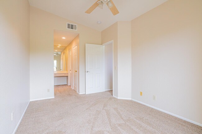 Building Photo - 450 Tava Ln