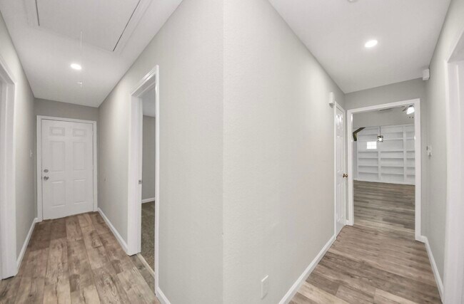 Building Photo - 9638 Ravensworth Dr