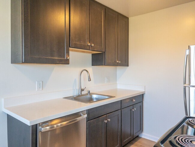 Building Photo - 2BD 1BA Recently Renovated Unit! Parking! PROGRESSIVE