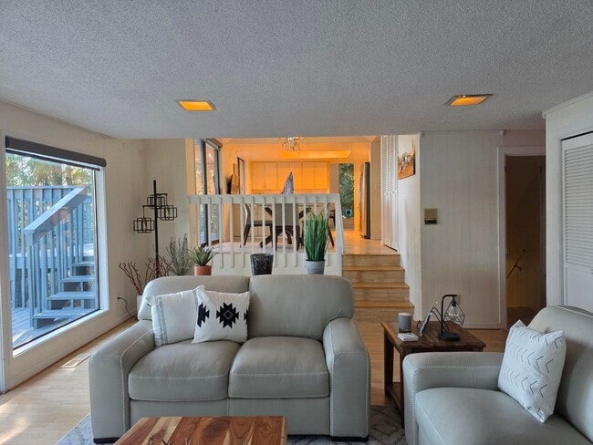 Building Photo - Waterfront Home in Illahee!