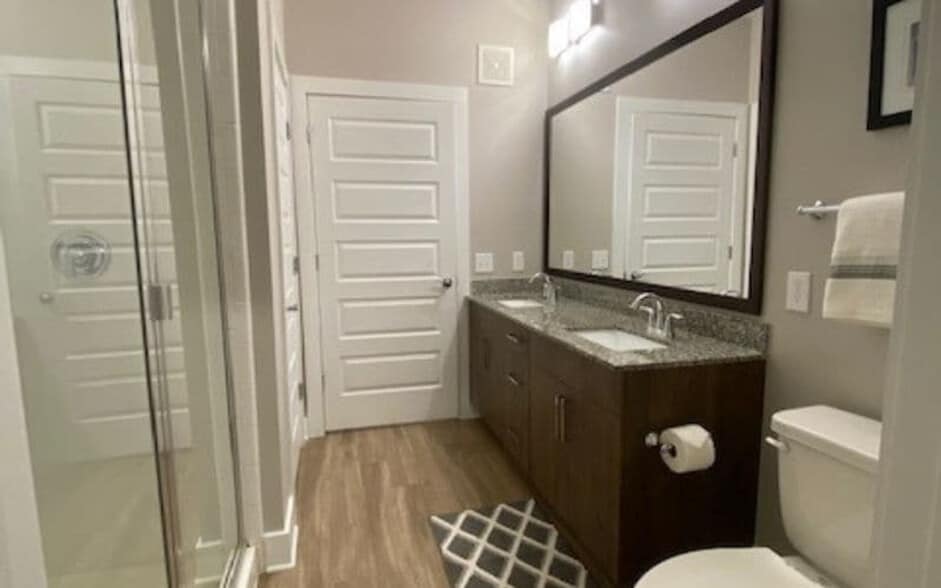 Building Photo - 5455 Glenridge View NE