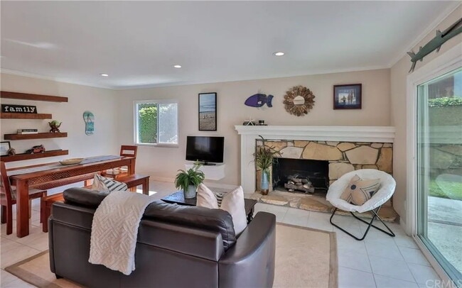 Building Photo - 1-Bedroom Retreat in Huntington Beach – Your Perfect Coastal Sanctuary!"