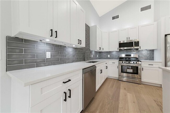 Building Photo - 1210 Brentwood St