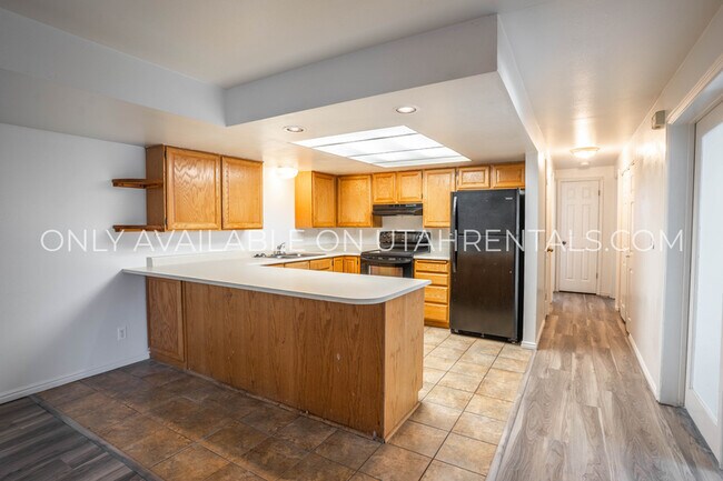 Building Photo - 1651 Hickory Ln