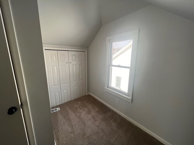 Building Photo - Move-In Ready- 2 bedroom/1 Bath Home in Eastpointe
