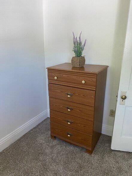 Building Photo - 589 E Losey St