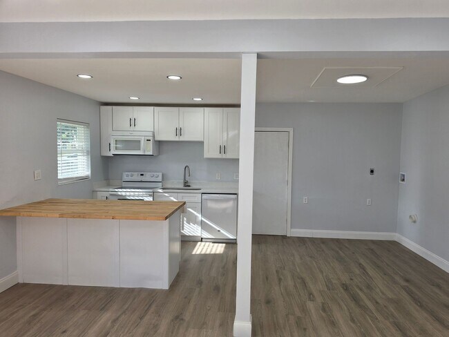 Building Photo - FOR RENT!!! NEWLY RENOVATED 2-BEDROOM TRIPLEX – UTILITIES INCLUDED – PRIME KISSIMMEE LOCATION!