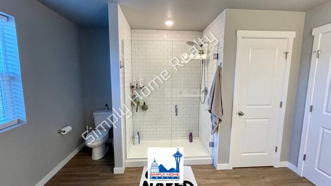 Building Photo - Step into the luxurious comfort of your dream home!