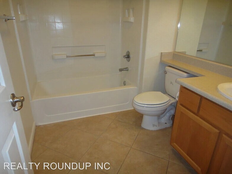 Building Photo - 5201 Laguna Oaks Dr