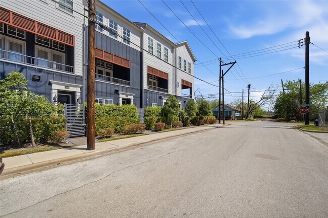 Building Photo - 707 Bringhurst St