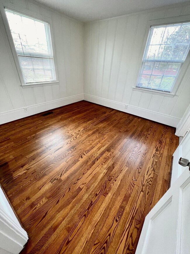 Building Photo - Madison Stunner! 3 Bed 2 Bath House W/ Fenced Back Yard