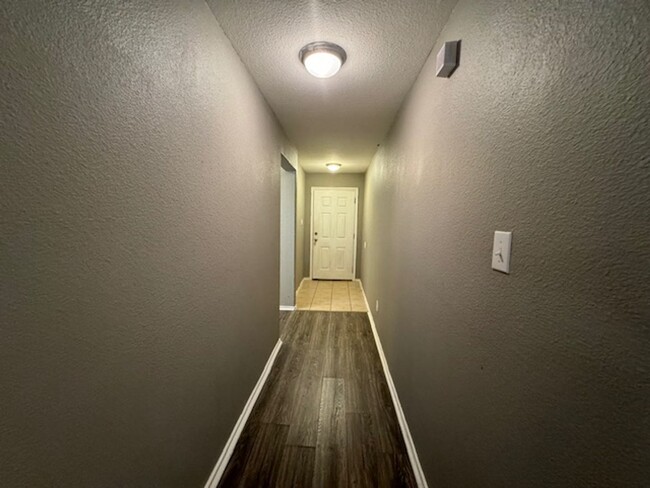 Building Photo - Nice 3 bedroom 2 Bath One Story Home