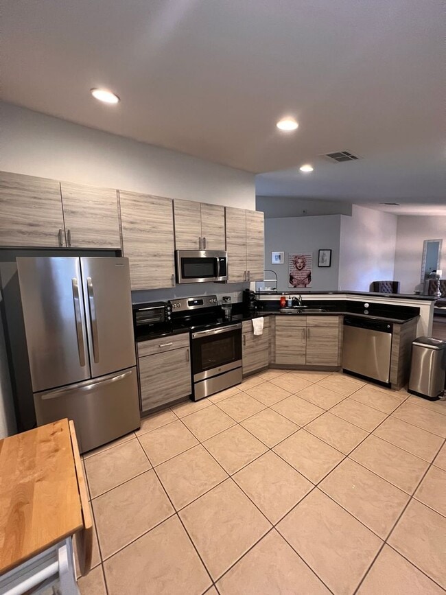 Building Photo - Now available! Ready-to-move-in condo in Sanford!