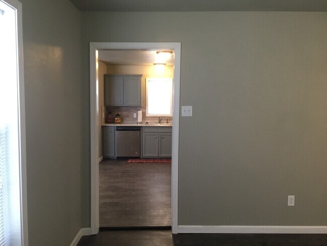 Building Photo - COLLEGE PROPERTY---PRE-LEASING FOR AUGUST! Amazing Updates! 3 bedroom 2 bath