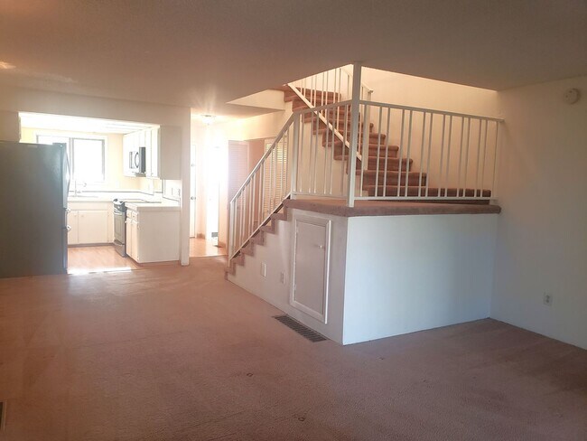 Building Photo - Charming Townhouse! Water Sewer and Garbage Included!