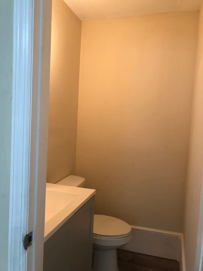 Building Photo - Recently Renovated 3 Bedroom Home! Very Spacious Living Area!! Master Bedroom with 1/2 Bath! Lots...