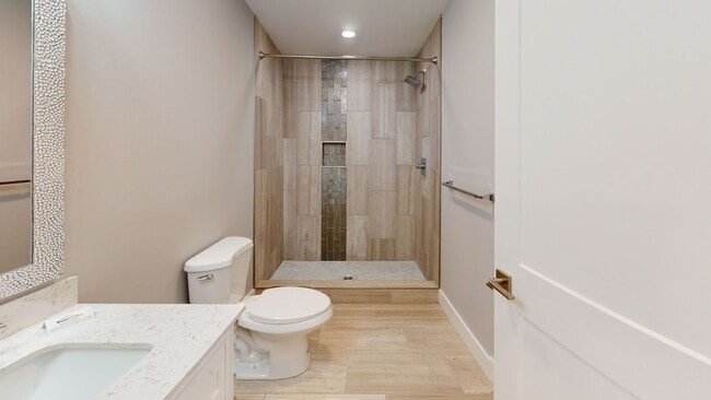 Building Photo - 6BR/6BA Unit with Private Bathrooms | Part...