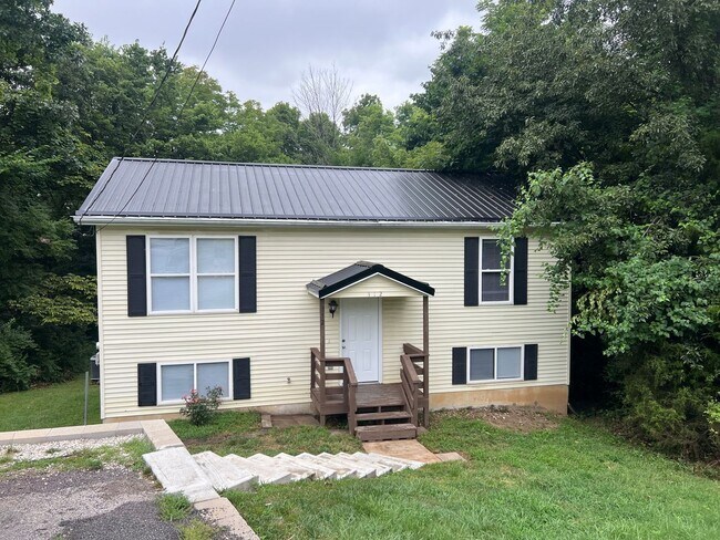 Primary Photo - Spacious 4 bedroom Home conveniently locat...