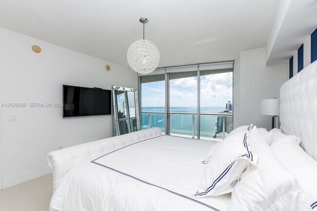 Building Photo - 495 Brickell Ave