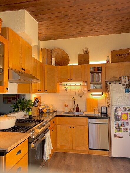 Building Photo - 2075 Thomas Ave