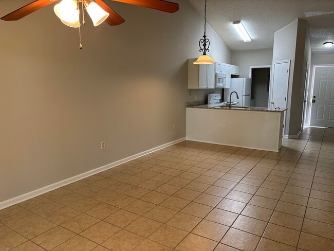 Building Photo - 2-Bedroom, 2-Bathroom Condo with Balcony, ...