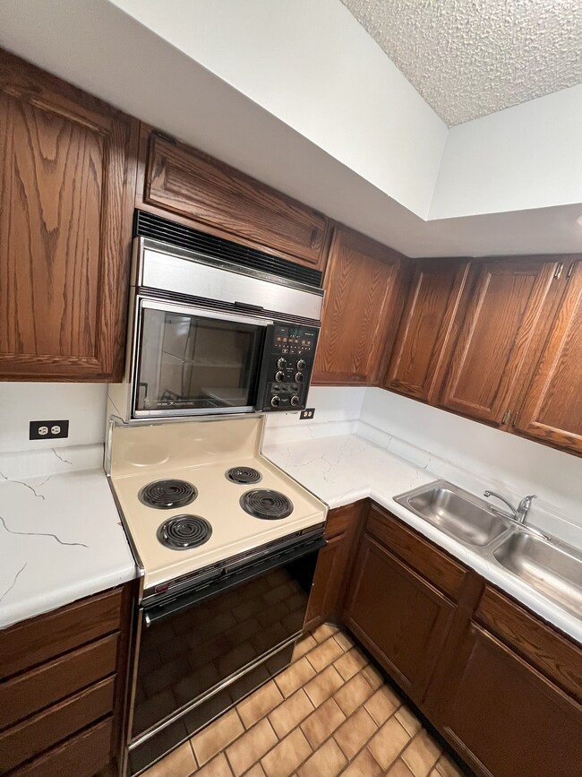 Building Photo - 123 N Locust St