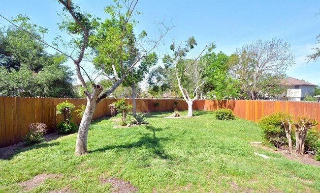 Building Photo - 14720 Montoro Dr