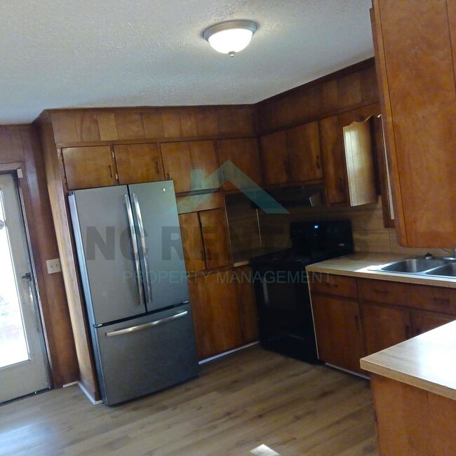 Building Photo - COMING SOON: Recently Renovated 2-Bedroom ...