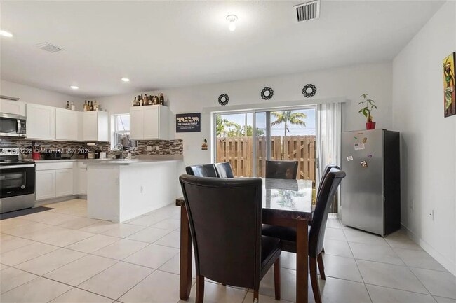 Building Photo - 389 NE 5th Pl