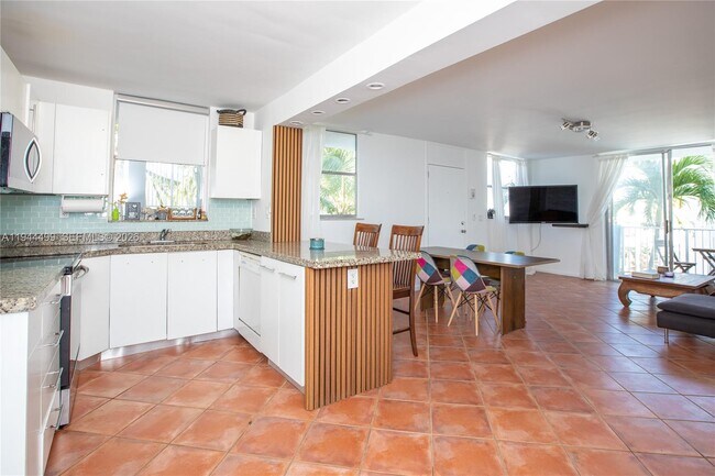 Building Photo - 1801 S Treasure Dr