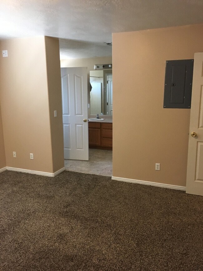 Building Photo - 3 bedroom 2 1/2 bath townhome