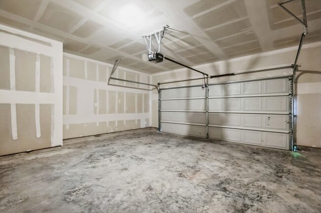 Building Photo - 16523 Pine Arrow Dr