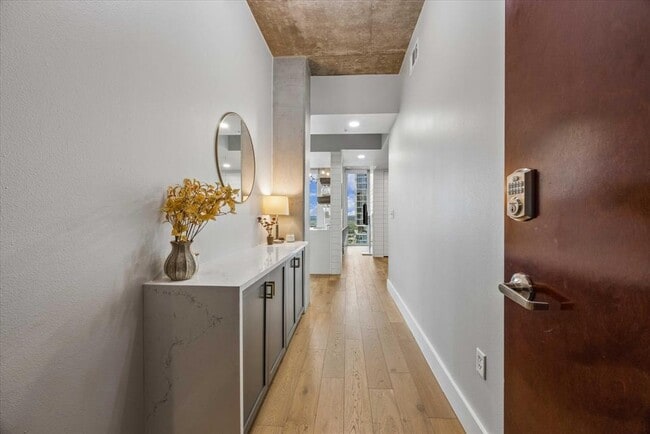Building Photo - 360 Nueces St