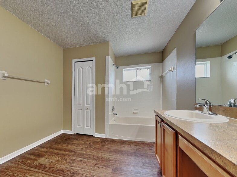 Building Photo - 1907 Seatonham St