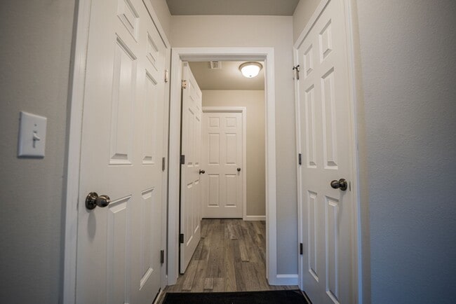 Building Photo - Quiet, clean and peaceful! Welcome home!