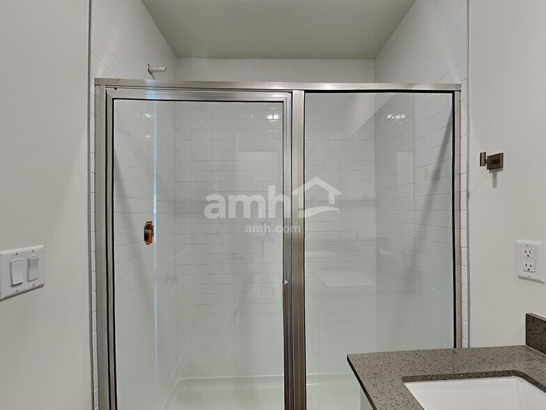 Building Photo - 11033 S Blue Bayou Dr