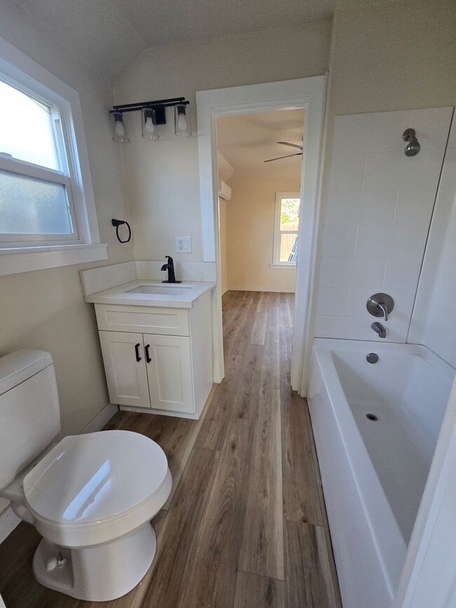 Building Photo - 1 Br 1 Ba available now