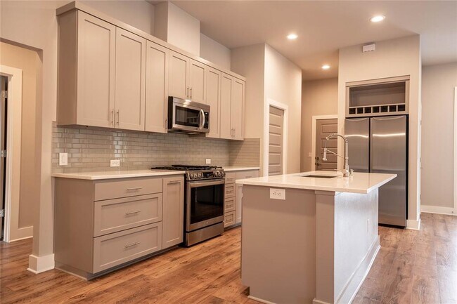Building Photo - 21802 Surrey Ln