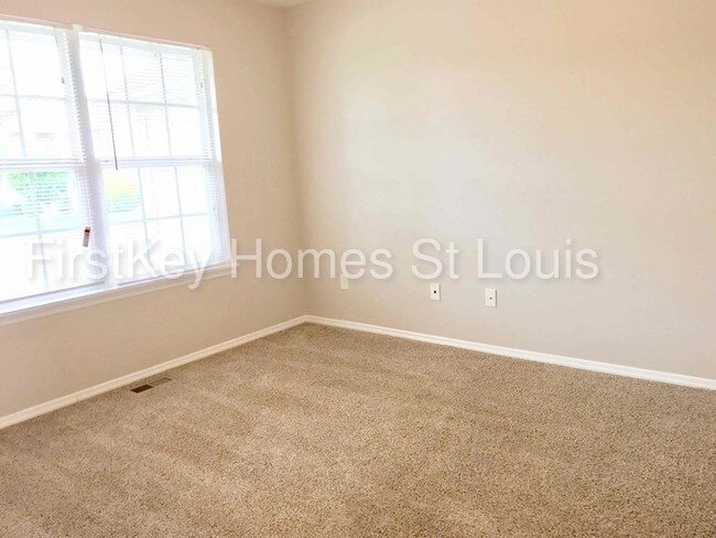 Building Photo - 14 Rivermeadows Dr