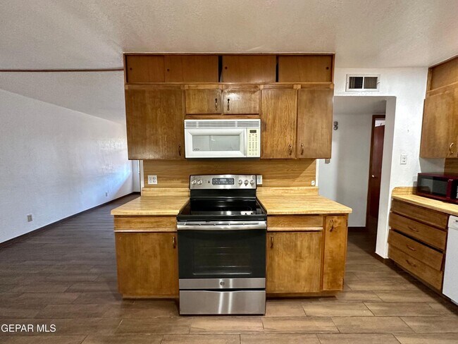 Building Photo - 5205 Flower Dr