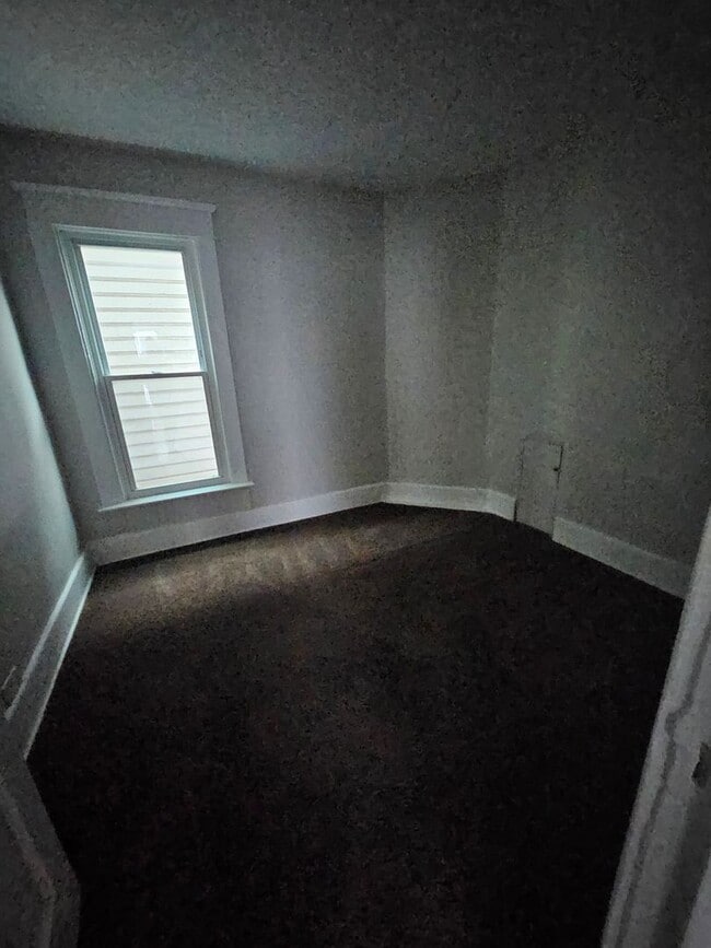 Building Photo - Lower 3 bedroom unit east side