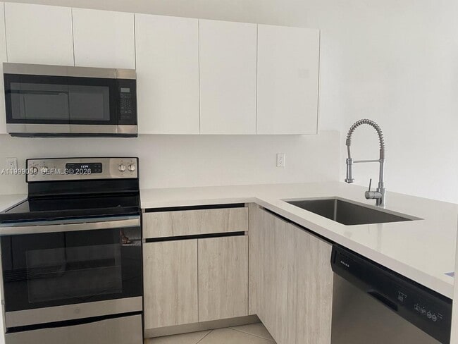 Building Photo - 219 SE 8th St