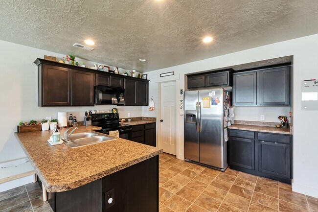 Building Photo - 154 1325 W