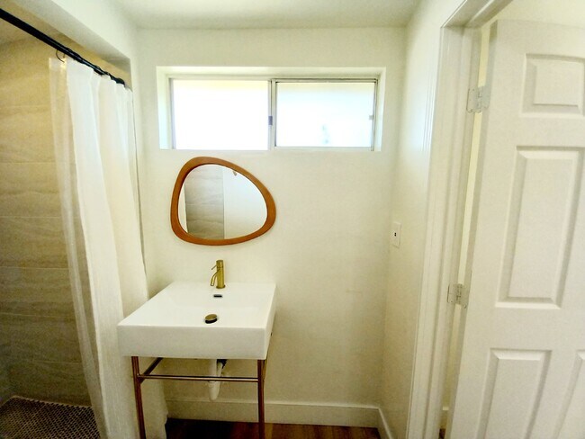 Building Photo - Beautifully Renovated 3 bd, 2 ba in Old To...