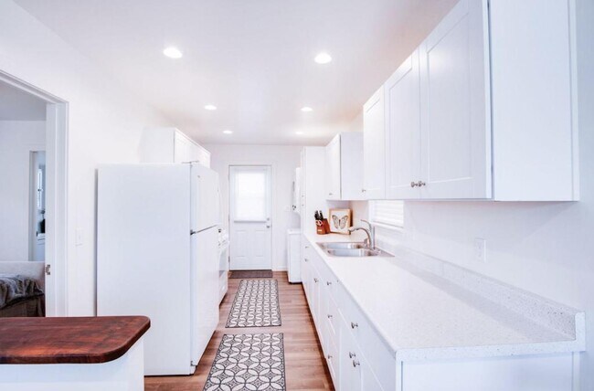 Building Photo - 933 Hackberry Ave